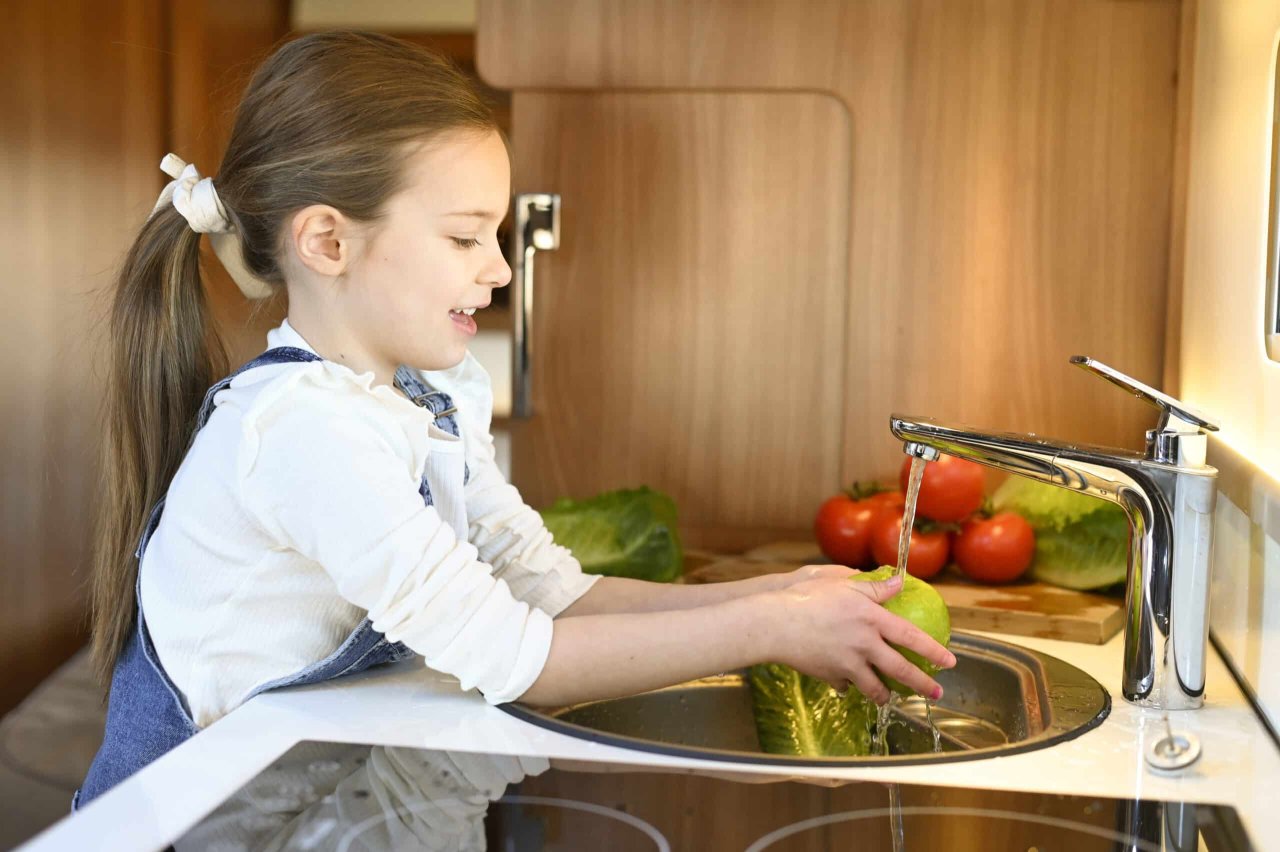 girl washing salad